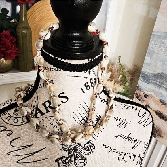 New Handmade Beaded Lei Natural Seashell Necklace. - Picture 7 of 13